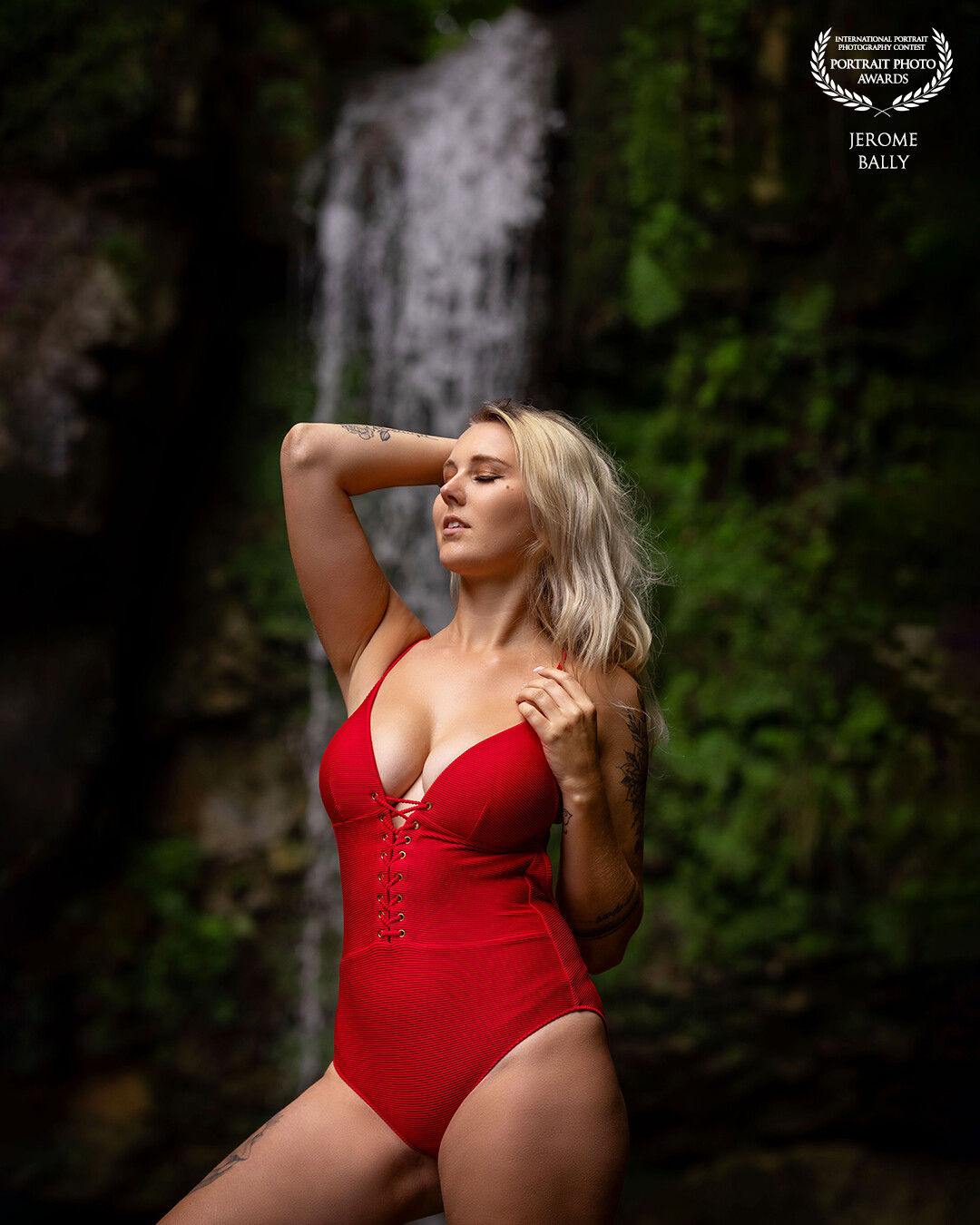 Alicia @_aliciavoile_ and myself decided to do a first shooting close to a nice waterfall. Even in the colder Swiss environment we wanted to create a feeling of warm and relaxing environment.