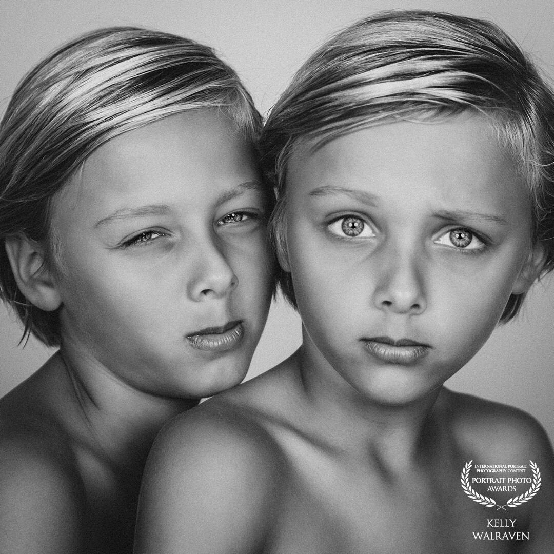 Have you ever seen twins that are so much alike? After the shoot it was a great challenge to distinguish one from the other! Especially these similarities make this picture so unique and pure!